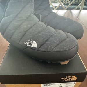 BRAND NEW W/tags The North Face women’s size 7 Gray/ black Thermoball Boots
